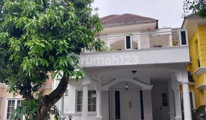 Rumah Dua Lantai Kota Wisata