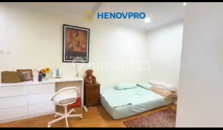 Classic 1-Storey House with Spacious Yard, Strategically Close to TBS Matupang Toll Road. 2