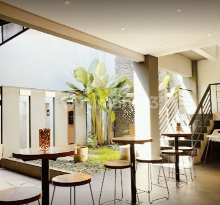 Sewa Ruang Usaha di Mainroad Jl Riau Bandung Parkir luas