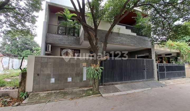 RUMAH FULL FURNISH & SIAP HUNI DGN ROOFTOP 5 KMR DI JAKARTA TIMUR