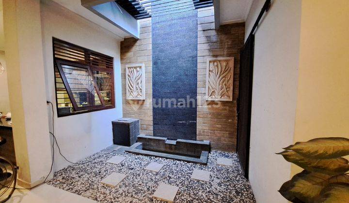 RUMAH FULL FURNISH & SIAP HUNI DGN ROOFTOP 5 KMR DI JAKARTA TIMUR