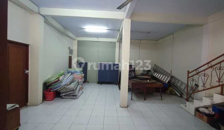 Rumah di Jl Vinca Griya Loka ,Andi Owr 2