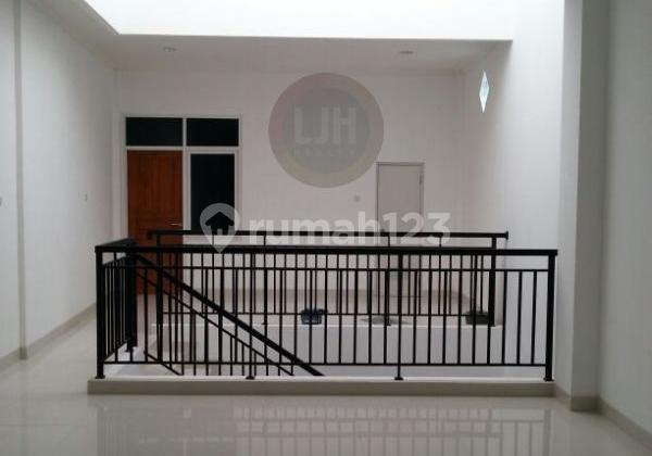 Ruko 3 lantai di tengah kota, jalan MT. Haryono 2