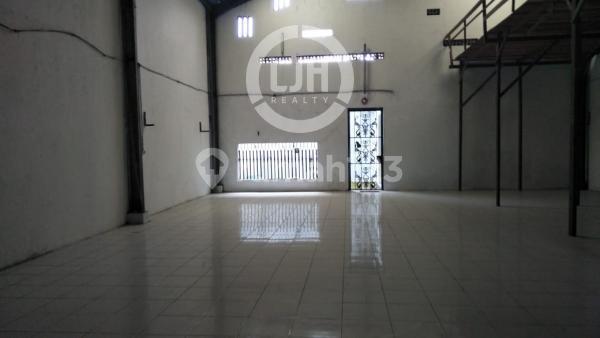 Ready-to-use warehouse on Sawojajar street 2