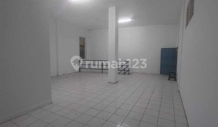For rent/sale: 2½-story shop house ready for business, 10m wide, commercial location in North Bekasi. 2