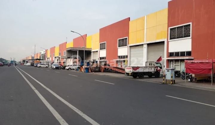 For Rent: Ready-to-use warehouse, highly strategic location. In BizPark Cakung, East Jakarta.
