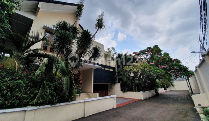 The house on Kemang Raya has a very strategic location and is ready to occupy. 2