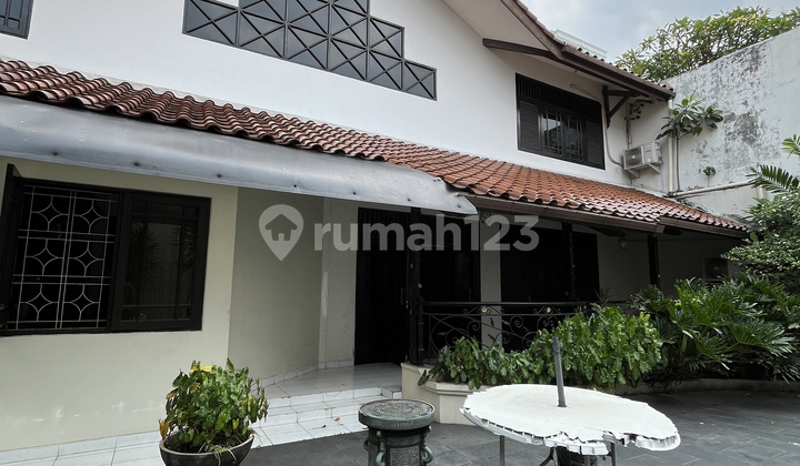 The house in Permata Hijau is very strategically located in South Jakarta.