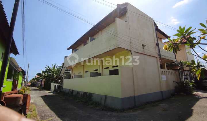 A ready-to-live boarding house that is always full can be used as a guest house.