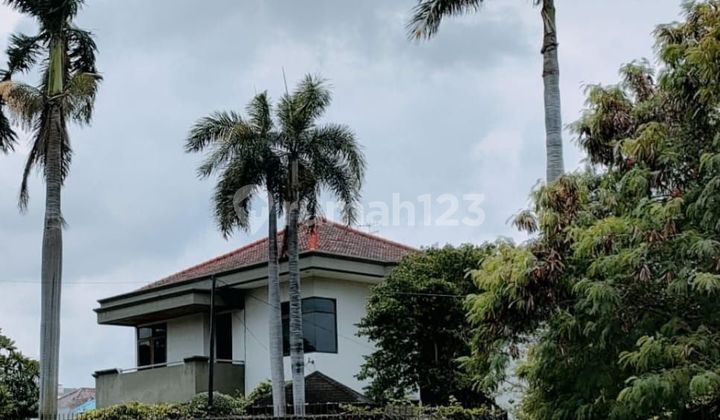 Rumah Hoek 2 Lantai Ada Kolam Renang di Taman Modern Cakung