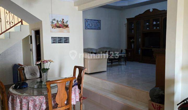 ruang keluarga rumah gandeng 2 lantai di