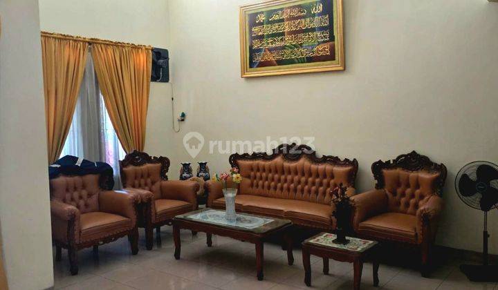 ruang tamu rumah gandeng 2 lantai di