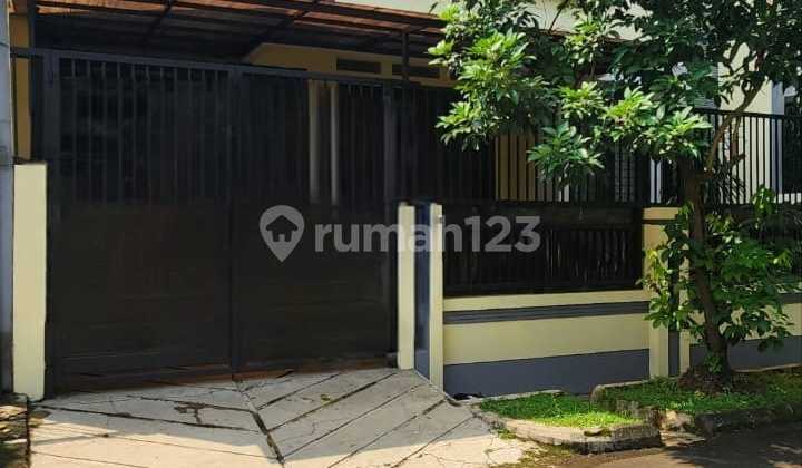 Ready-to-Occupy House in a Good and Strategic Location in Bintaro Jaya