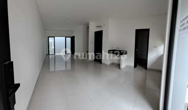 Disewakan Rumah Siap Huni, 4 Kamar , 3 Lantai, Club House Mewah, Bebas Banjir Di Wisteria Jakarta Garden City Jakarta Timur