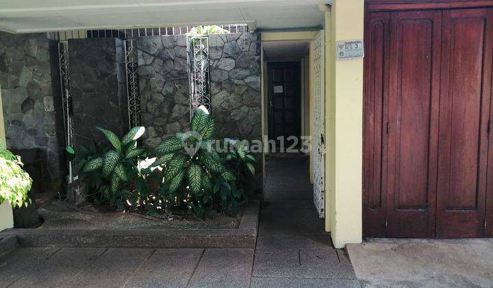Di  rumah asri di atas tanah yang luas di jakarta barat