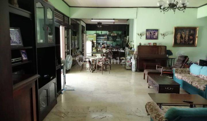Di  rumah asri di atas tanah yang luas di jakarta barat