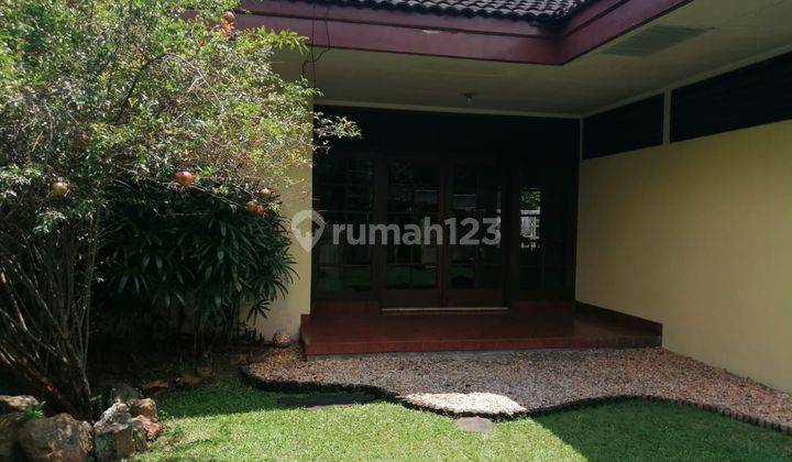 Di  rumah asri di atas tanah yang luas di jakarta barat