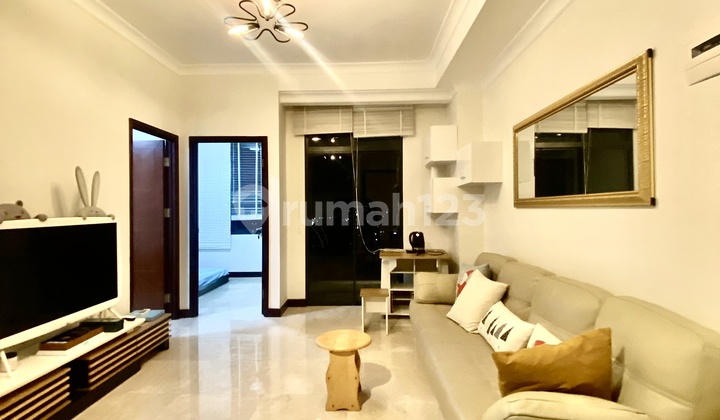 Quick sale of a furnished 2-bedroom apartment in Permata Hijau