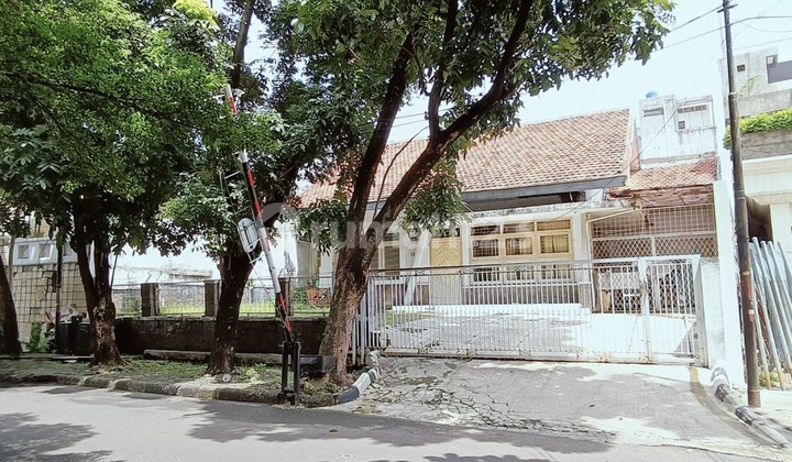 Quick sale of rare land-counted house in Kebayoran Baru.