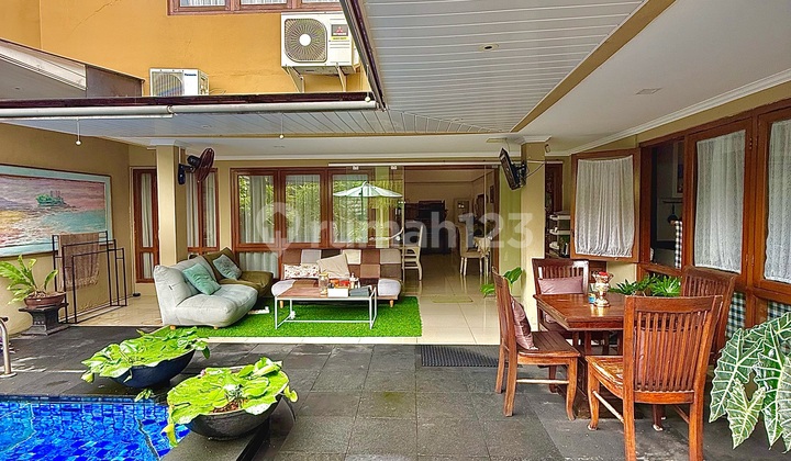 Dijual Rumah Cantik Ada Private Pool di Sektor 3 Bintaro Jaya