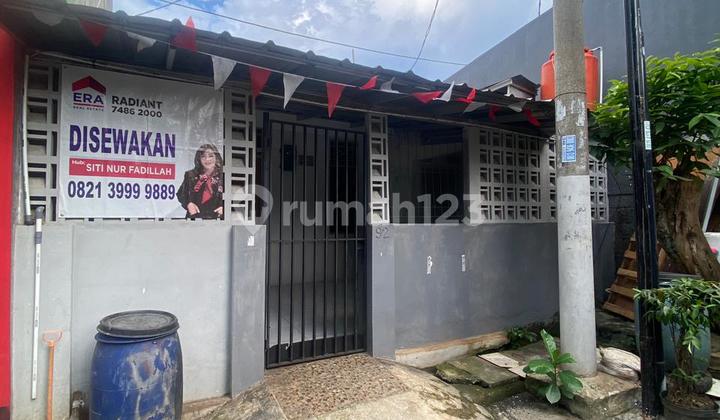 For rent: 1-story house with access to Bintaro Jaya, South Tangerang. For rent: 1-story house with access to Bintaro Jaya, South Tangerang.