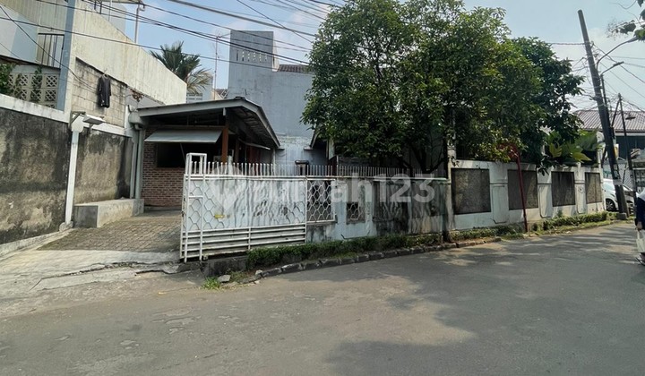 For sale: Commercial area house on Jl. Puter Bintaro.
