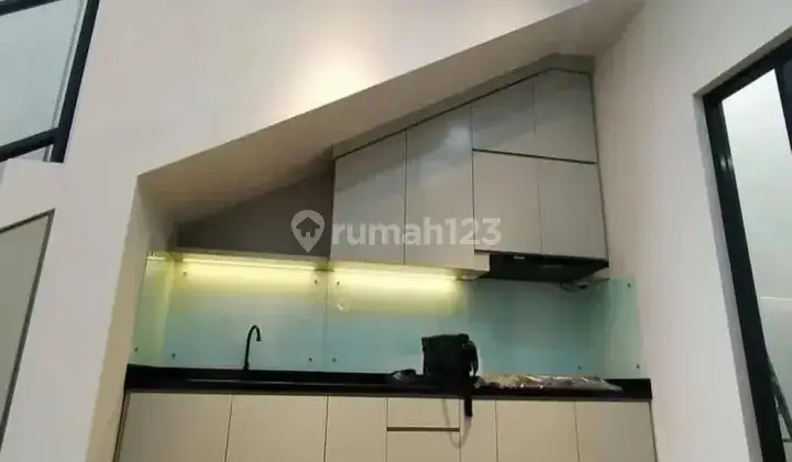 Rumah bergaya modern di Griya Loka BSD Rumah di Griya Loka BSD 2 Lantai Bagus 2