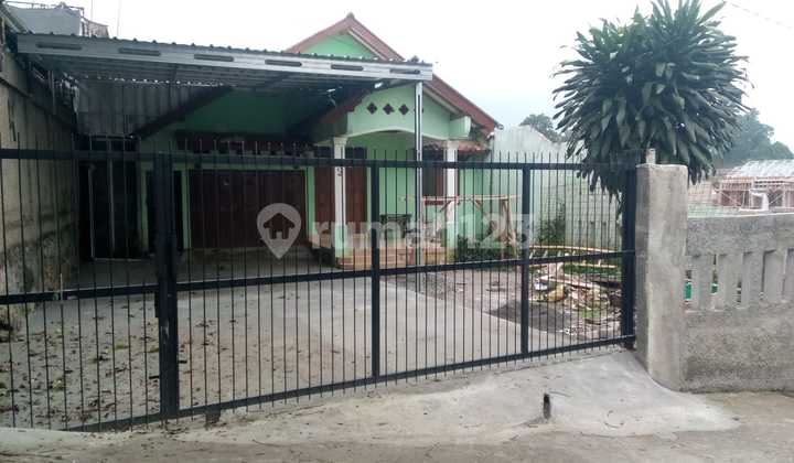 Well-maintained strategic house on Jalan Cihanjuang. Well-maintained strategic house on Jalan Cihanjuang.