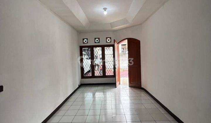 Rumah strategis terawat di Tubagus ismail 2