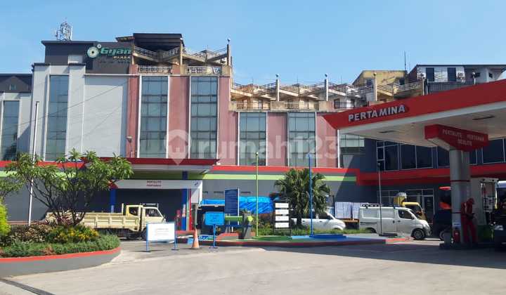 Strategic Gas Station Still Active on Soekarno Hatta Road Side in Bandung City