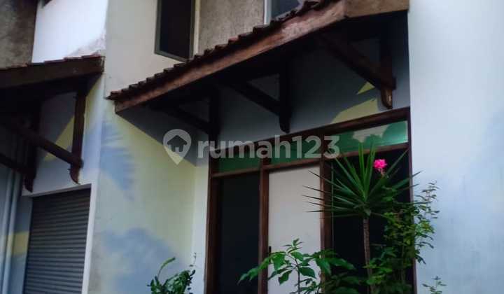 Strategic House on Pesantren Street, Cimahi City. Strategic House on Pesantren Street, Cimahi City.