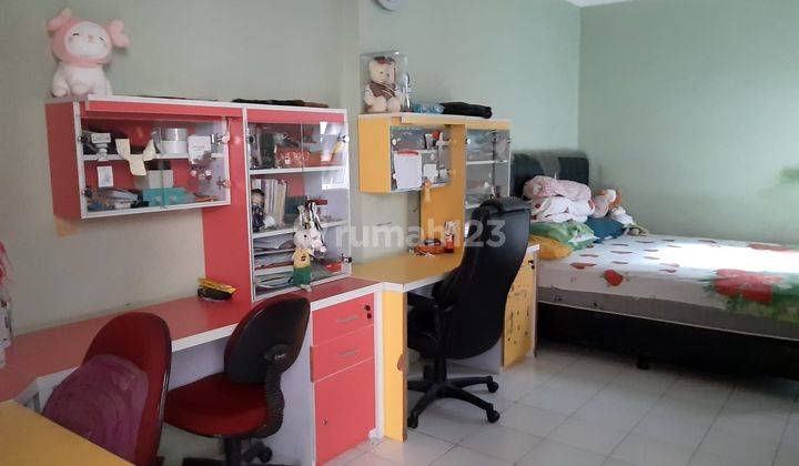 Rumah 3 Lantai Fursnished Bagus di Perumahan Golden Palm Residence, Jakarta Barat 1