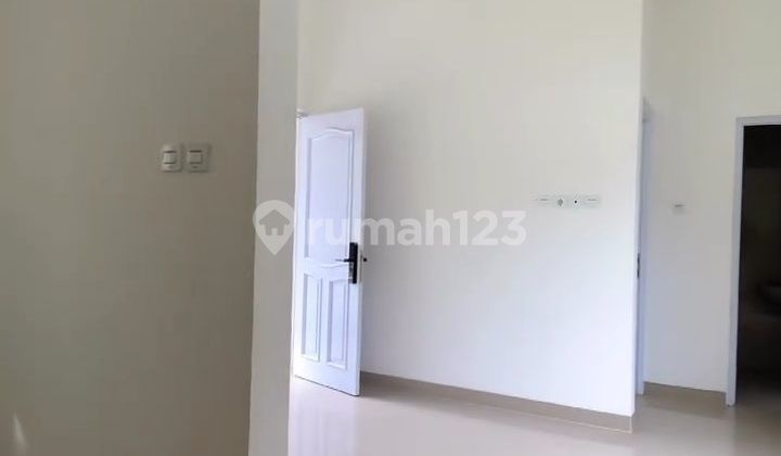 ruang tamu rumah cluster nyaman bsb city