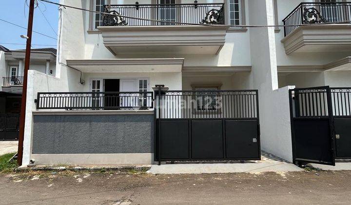 Rumah Dijual Cluster 2 Lantai Konsep Klasik di Jatimulya Depok 1