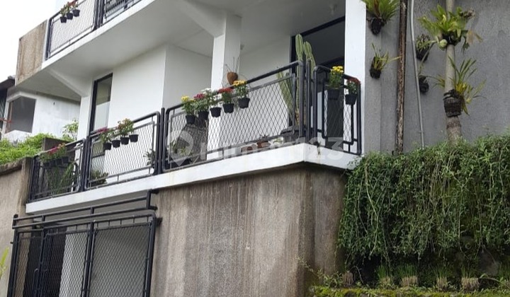 Turun Harga! Dijual Rumah Mewah 4 Lantai di Cikutra