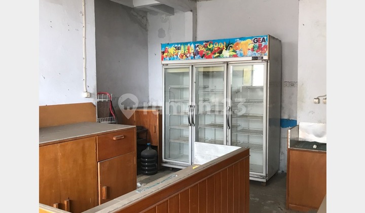 Strategic 2.5-Story Shop House on Jl. Kolonel Masturi, Suitable for Business & Investment 2