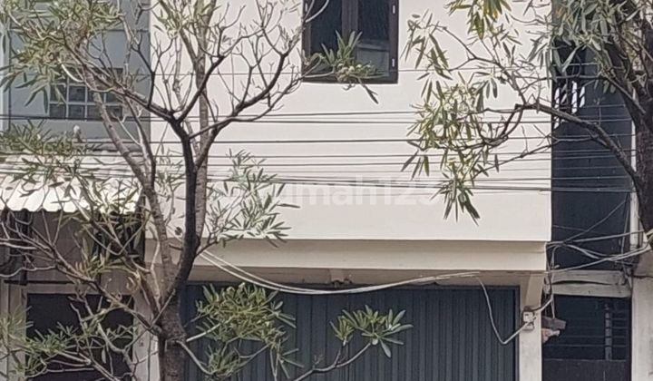 The renovated shop house on Jamika Street is suitable for a coffee shop, beverage, or ice cream store.