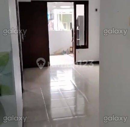 ruang tamu rumah minimalis di bulan terang