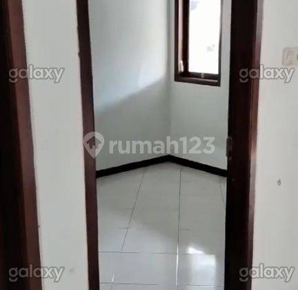 kamar tidur rumah minimalis di bulan terang