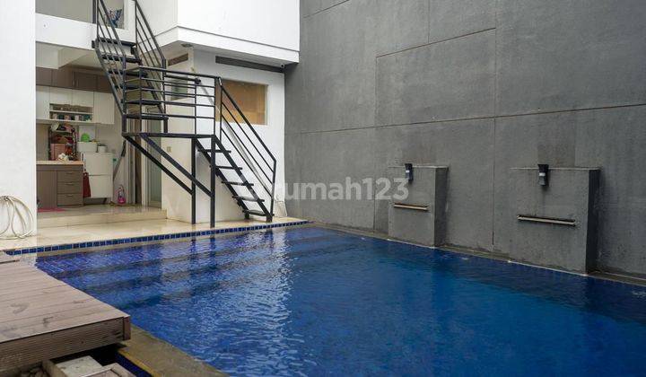 Rumah Mewah 3 Lantai Full Furnished Ada Kolam Renang Cigadung  2