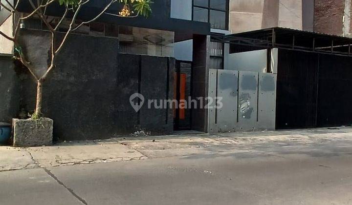 Di Jual Rumah Mewah 3 Lantai Dekat Simpang Lima 2