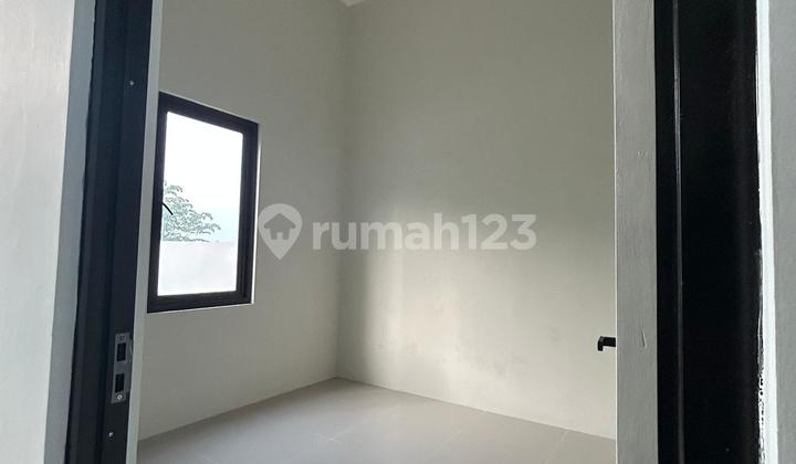 Here is the translation:
**For Sale: New House, Ready Unit in Ketileng near Unimus 2