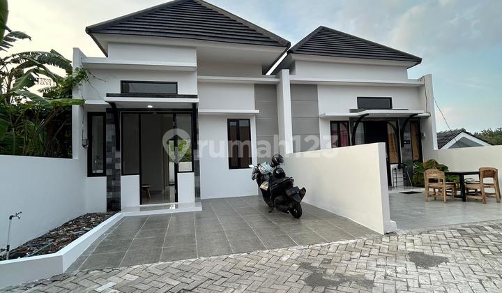 Here is the translation:
**For Sale: New House, Ready Unit in Ketileng near Unimus 1