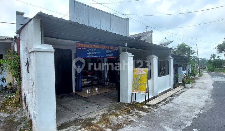 Single-Story Shop House with 2 Bedrooms in Candipuro