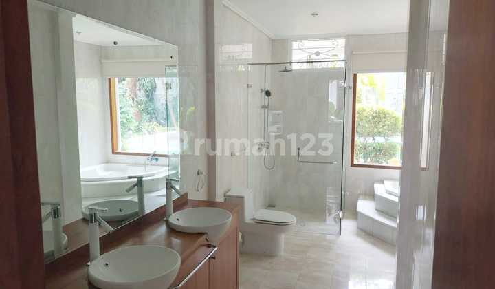 Rumah Siap Huni Dengan Fasilitas Kolam Renang Pribadi di Area Kemang, Jakarta Selatan. Rumah Siap Huni Dengan Fasilitas Kolam Renang Pribadi di Area Kemang, Jakarta Selatan.