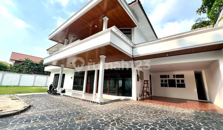 House for rent in Kemang, suitable for office use. House for rent in Kemang, suitable for office use.