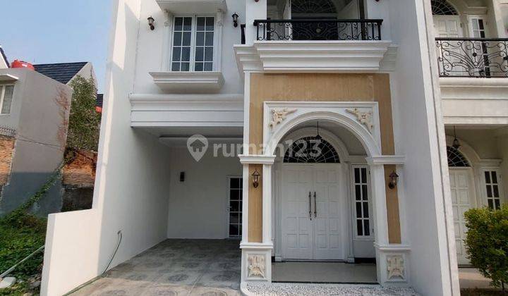 Rumah 2 Lantai Dengan Fasilitas Kolam Renang Dan Lahan Parkir untuk Tamu