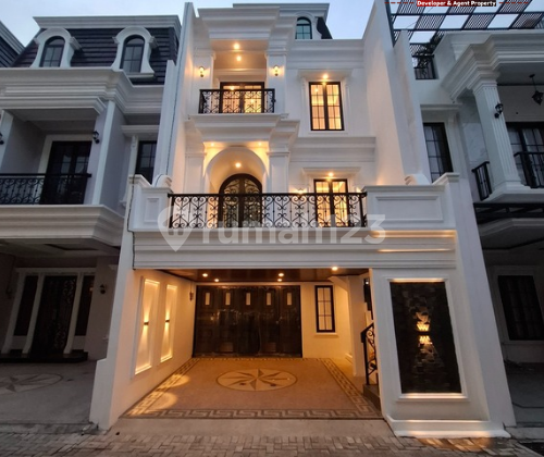Luxury 2.5-Story House Ready to Occupied by the Main Road in Jagakarsa 2