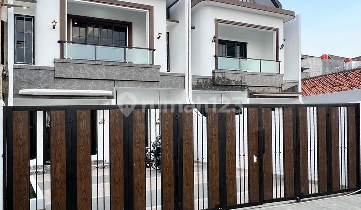 Luxury Ready-to-Occupy House Behind Ragunan, 7 Minutes from Andara Toll Gate Luxury Ready-to-Occupy House Behind Ragunan, 7 Minutes from Andara Toll Gate