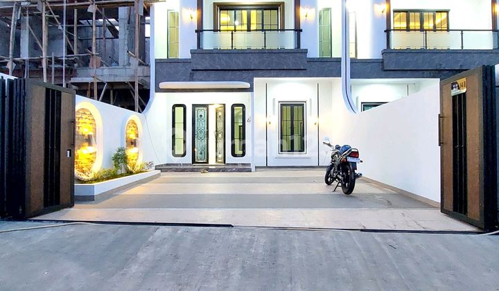 Luxury Ready-to-Occupy House Behind Ragunan, 7 Minutes from Andara Toll Gate Luxury Ready-to-Occupy House Behind Ragunan, 7 Minutes from Andara Toll Gate